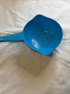 Tupperware Bright Blue Plastic Strainer with Handle 1 quart